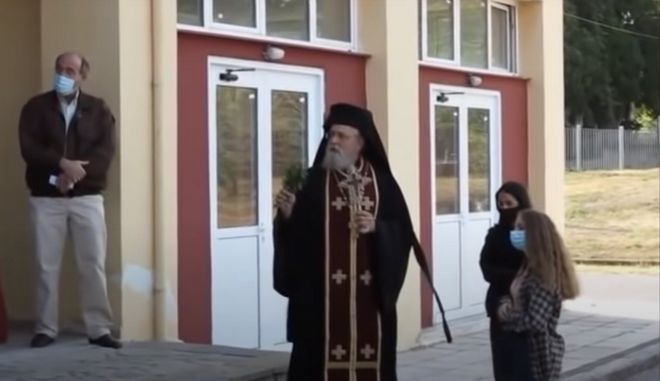 έξαλλος-αρχιμανδρίτης-σε-αγιασμό-του-941271