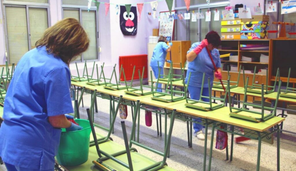 Εγκρίθηκε δαπάνη ύψους 34 εκατ. ευρώ για τις σχολικές καθαρίστριες