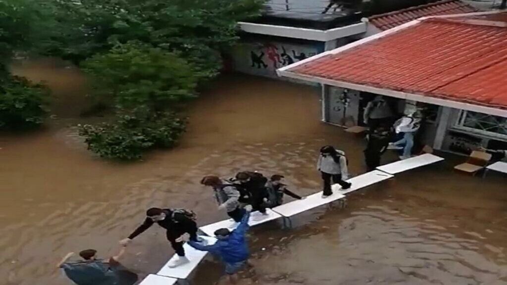 παιδιά-θρανία-κακοκαιρία-η-απίστευτη-950635