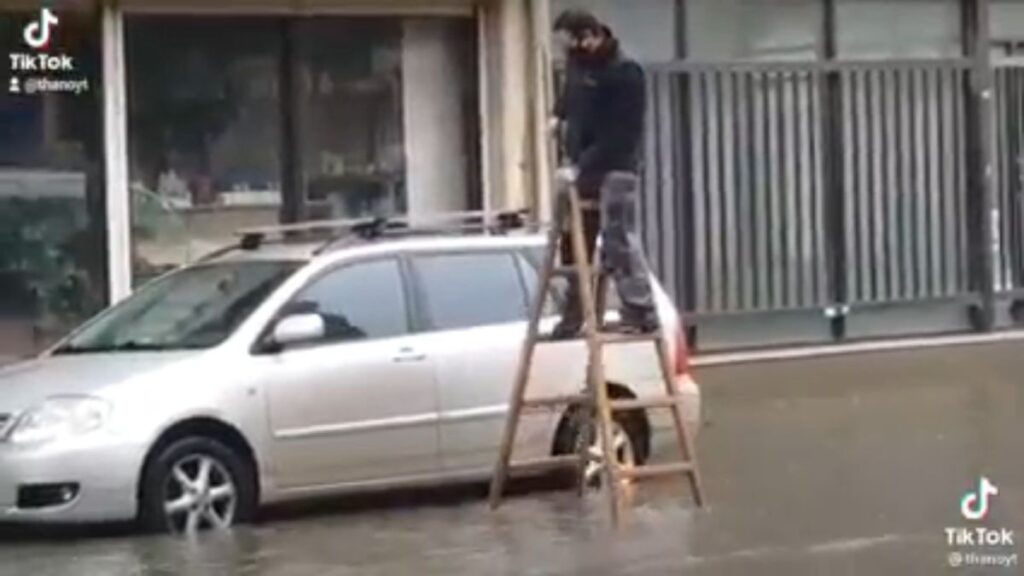 κακοκαιρία-viral-περπάτησε-πάνω-σε-σκάλα-γ-950811