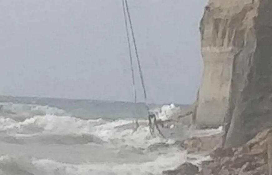στα-βράχια-βρέθηκε-ιστιοφόρο-στην-κεφ-967753