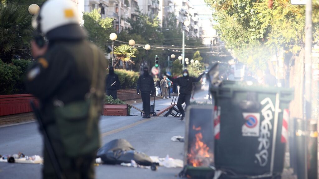 ασοεεπετροπόλεμος-και-φωτιές-σε-κάδο-981884