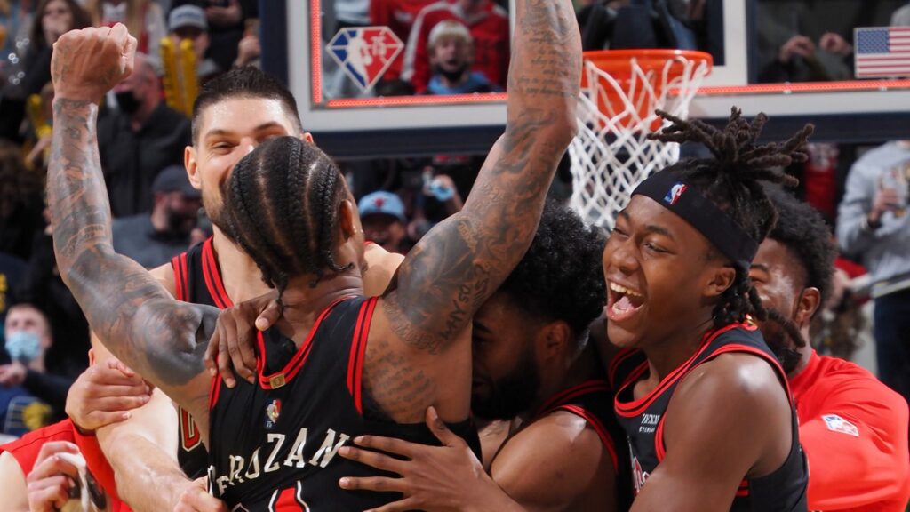 nba-με-ένα-απίθανο-buzzer-beater-ο-ντερόζαν-πήρε-τη-νί-976767