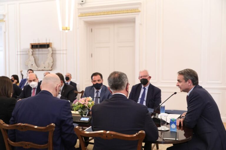 συριζα-ο-κ-μητσοτάκης-προσπαθεί-να-κρύ-1025991