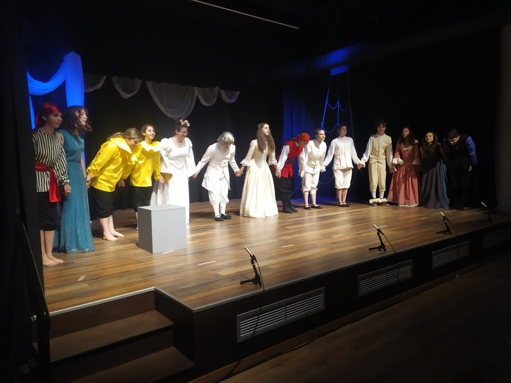 καθήλωσε-τους-θεατές-η-εφηβική-θεατρι-1020975