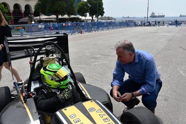 στην-επίδειξη-του-εντυπωσιακού-μονοθ-1026926