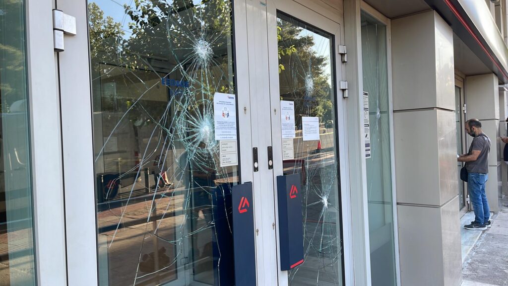 έσπασαν-με-βαριοπούλες-τζαμαρία-τράπ-1040918