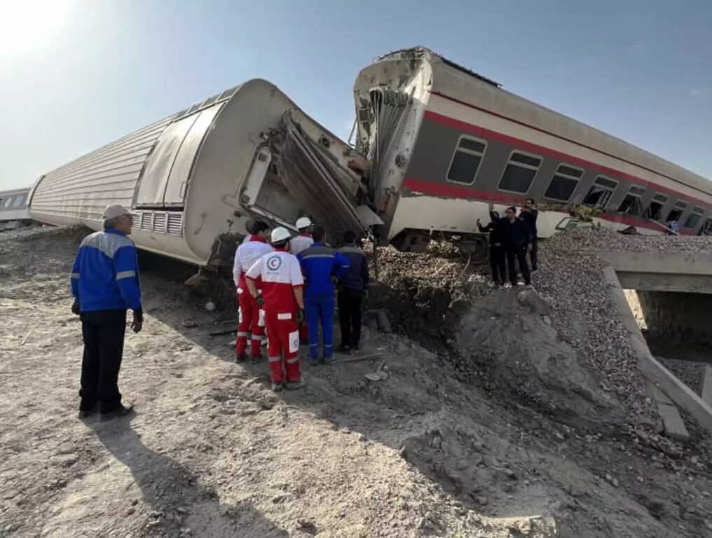 ιράν-τρένο-έπεσε-σε-εκσκαφέα-και-εκτρο-1030533