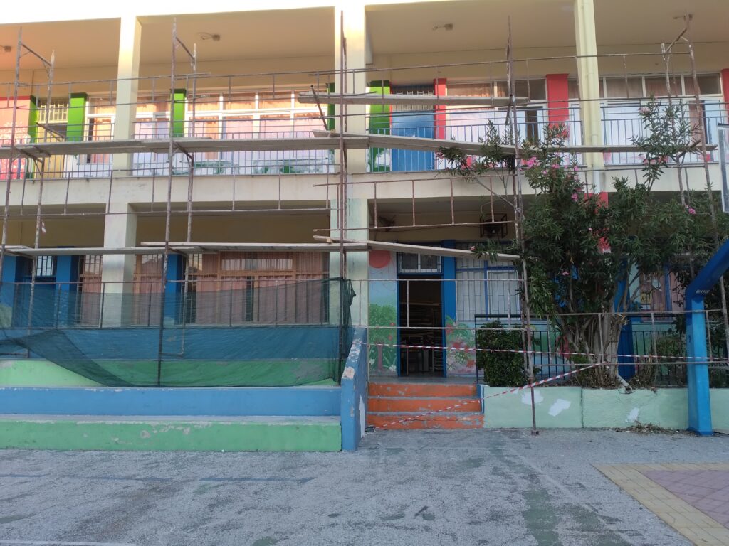 καταγγελία-με-σκαλωσιές-στο-προαύλιο-1078247