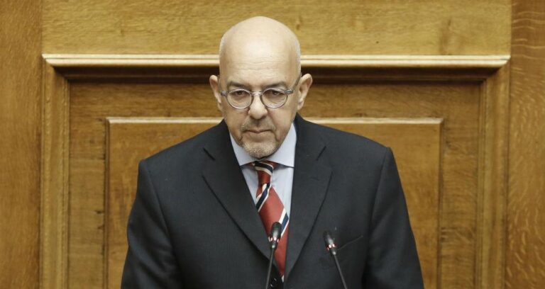 παπαδημητρίου-η-χειρονομία-σε-βάρος-τ-1104820