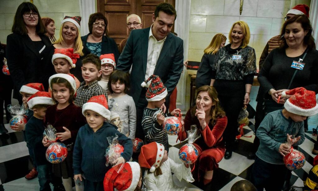 ποιοι-θα-πουν-τα-κάλαντα-στον-αλέξη-τσί-1112409