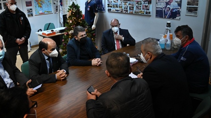 ανδρουλάκης-αντάλλαξε-ευχές-με-εργαζ-1112924