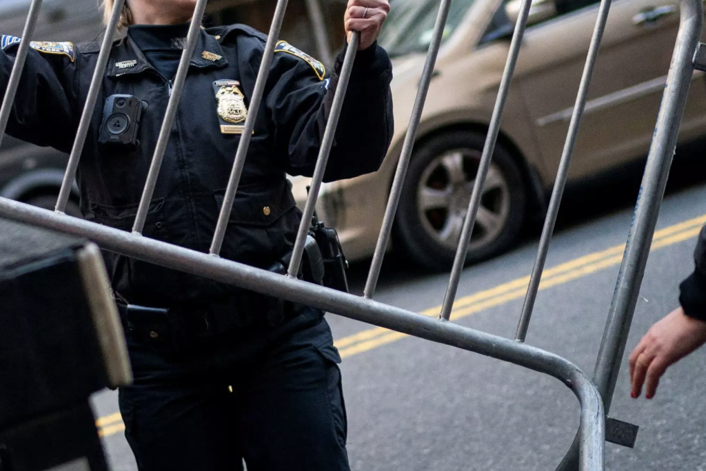 ηπα-άνδρας-με-φορτηγάκι-έπεσε-σε-κόσμο-1136966