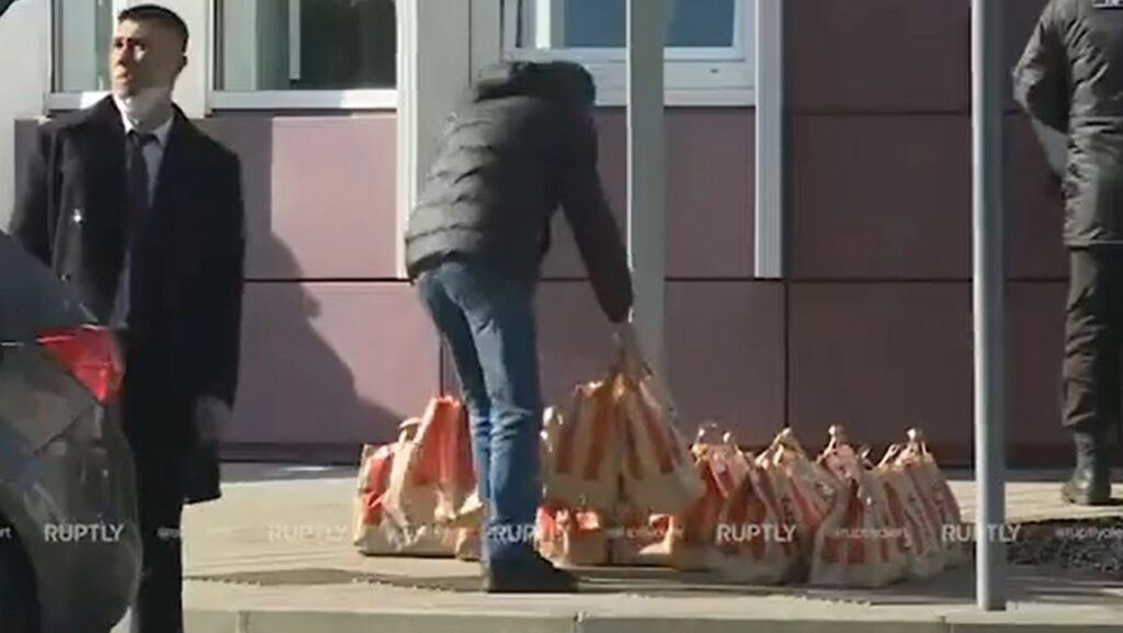 πήγαν-στη-μόσχα-για-να-φάνε-kfc-το-μυστ-1154413