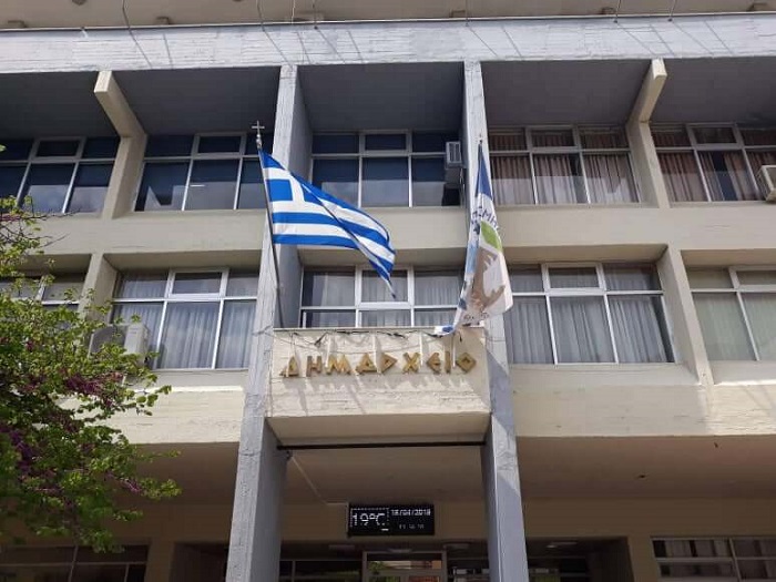 πόθεν-έσχες-ο-δήμαρχος-με-τα-4-ιχ-και-τις-1159411