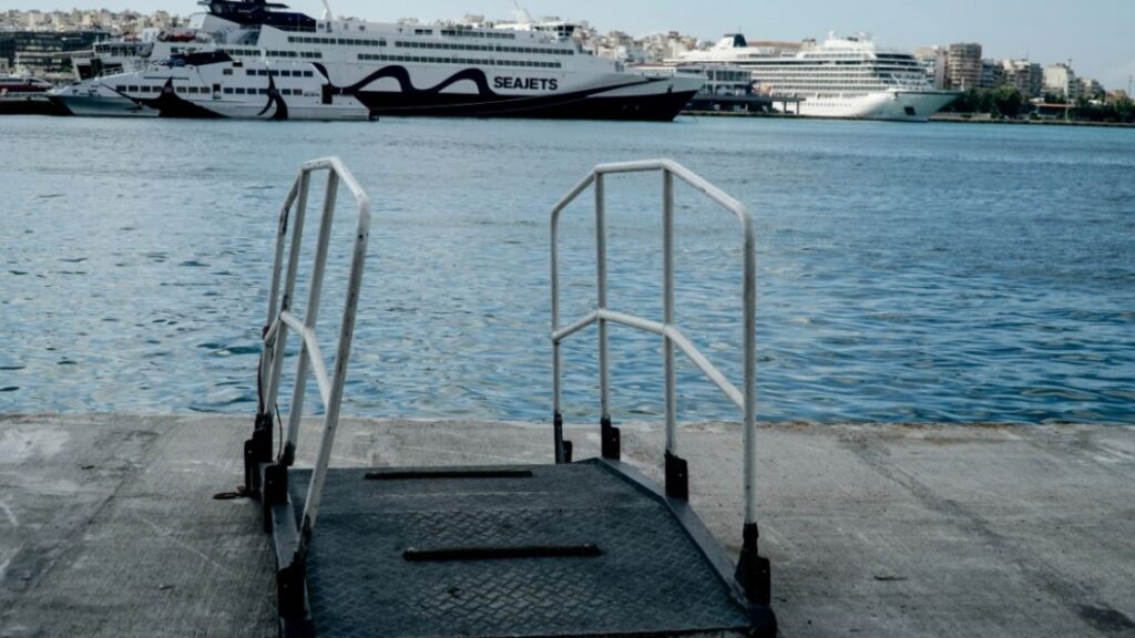 αυτοκίνητο-έπεσε-στο-λιμάνι-του-πειρα-1160319