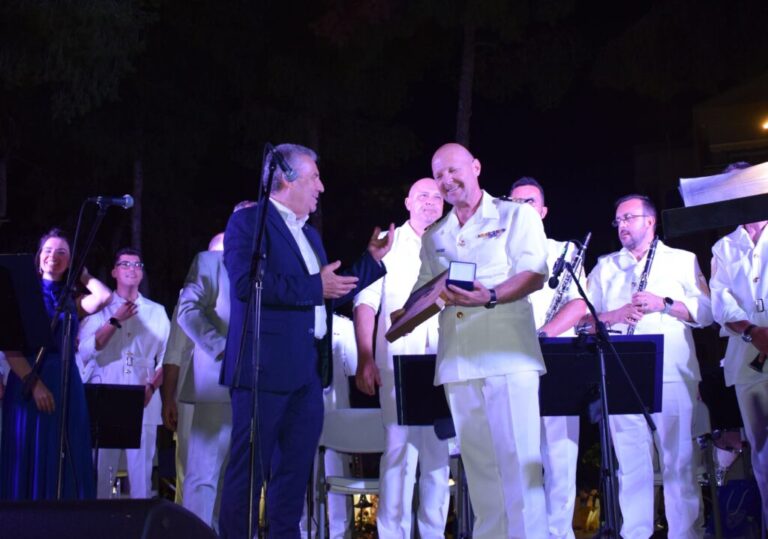 μια-μουσική-σκηνή-όλο-το-ίλιον-για-την-ε-1198399