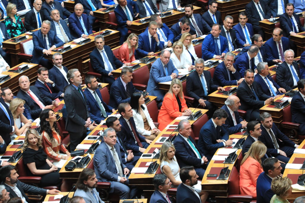 η-βουλευτής-που-τράβηξε-τα-φλας-με-την-ε-1202936