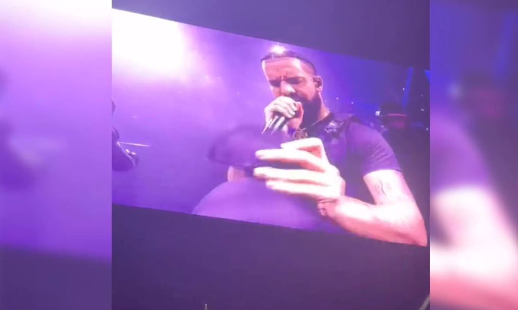 πέταξε-το-σουτιέν-της-σε-συναυλία-του-drake-1214374