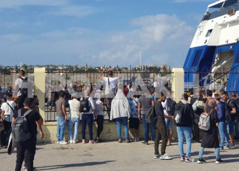 οργή-στη-ρόδο-μετανάστες-εμποδίζουν-τ-1255495