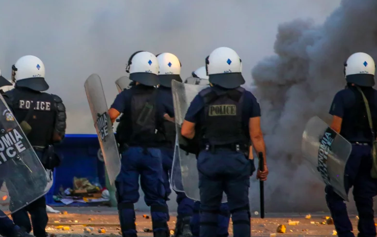 πάτρα-40-αναρχικοί-επιτέθηκαν-σε-αστυνο-1255454