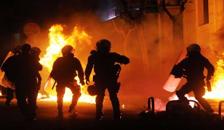 επίθεση-με-φωτοβολίδες-κατά-αστυνομι-1272541