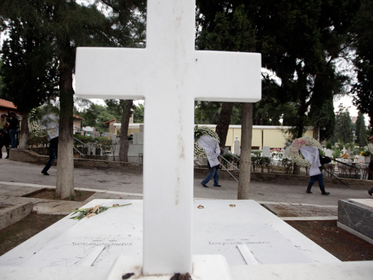 bανδάλισαν-μνήματα-στο-νέο-κοιμητήριο-1259826