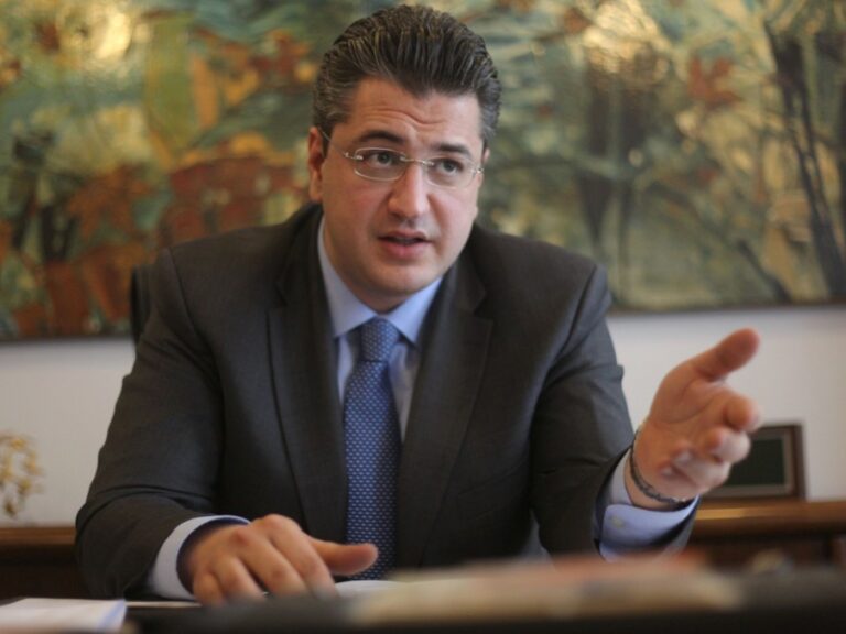 politico-ο-τζιτζικώστας-ο-επίτροπος-με-την-πι-1274657