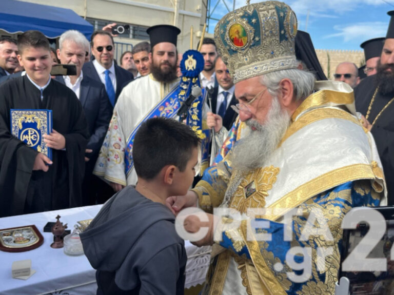 θεοφάνεια-8χρονος-έπιασε-τον-σταυρό-στ-1291840