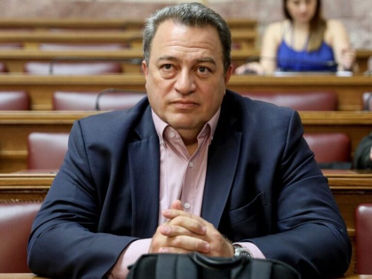 αγρότες-πέταξαν-άχυρα-στο-γραφείο-στυ-1295931