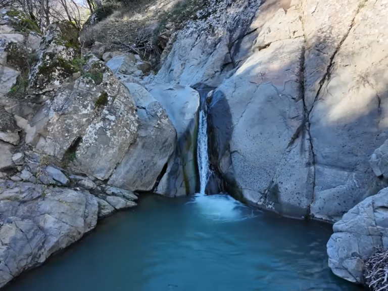 ο-τάφος-του-χαρίλαου-φλωράκη-στις-κορυ-1294992