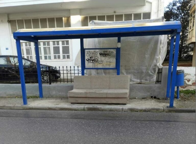 στόλισαν-στάση-του-οασθ-με-καναπέ-1296533