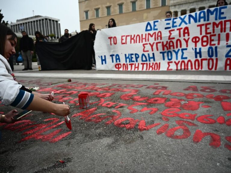 ξανάγραψαν-τα-ονόματα-των-57-θυμάτων-των-1316989