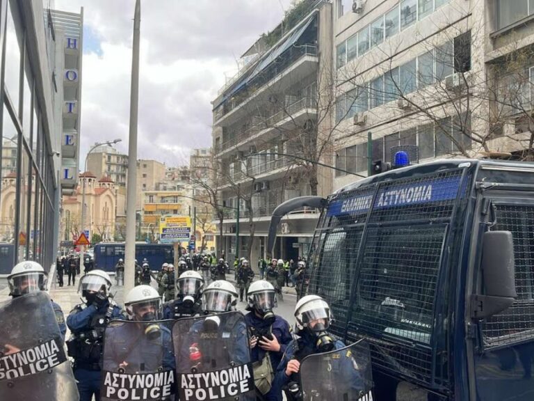 ματ-και-κλούβες-μπροστά-από-τα-γραφεία-1316481