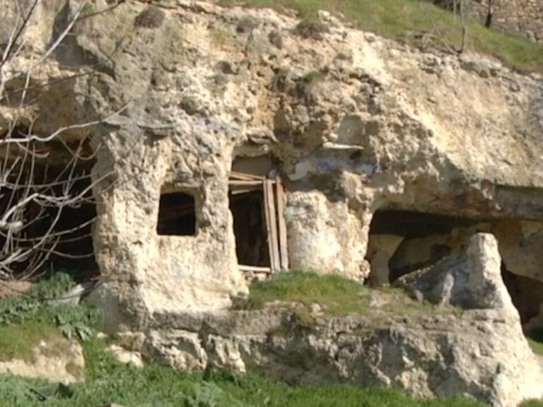 διδυμότειχο-πέντε-οικογένειες-ζουν-μ-1318348