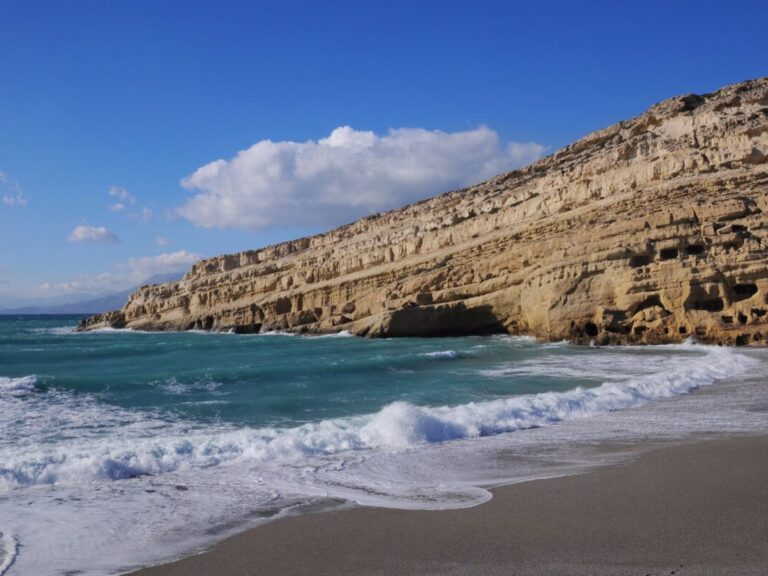 μάταλα-η-διάσημη-παραλία-σύμβολο-μιας-1338146