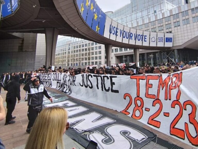 οπαδοί-του-παοκ-έξω-από-το-ευρωκοινοβο-1334693