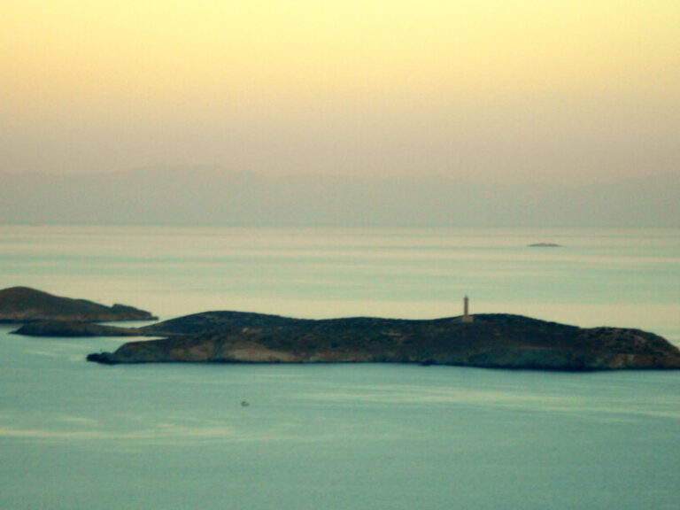 καταρρέει-ο-ιστορικός-φάρος-της-σύρου-1347019