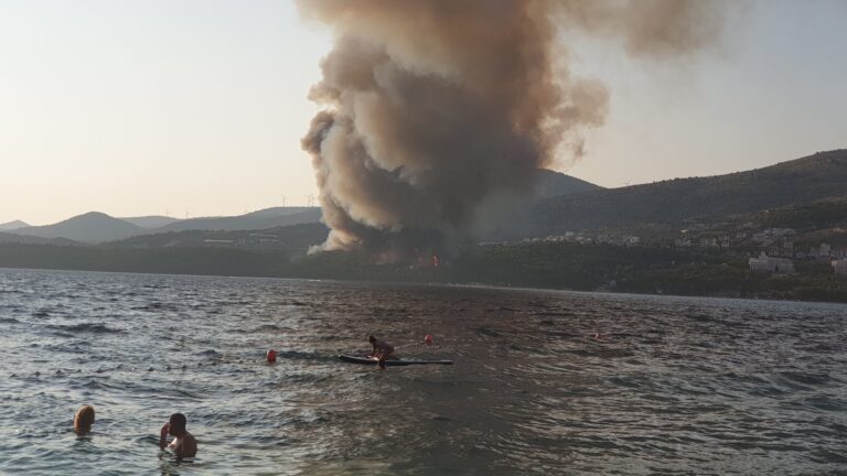 πυρκαγιά-κοντά-σε-τουριστικό-προορισ-1366014