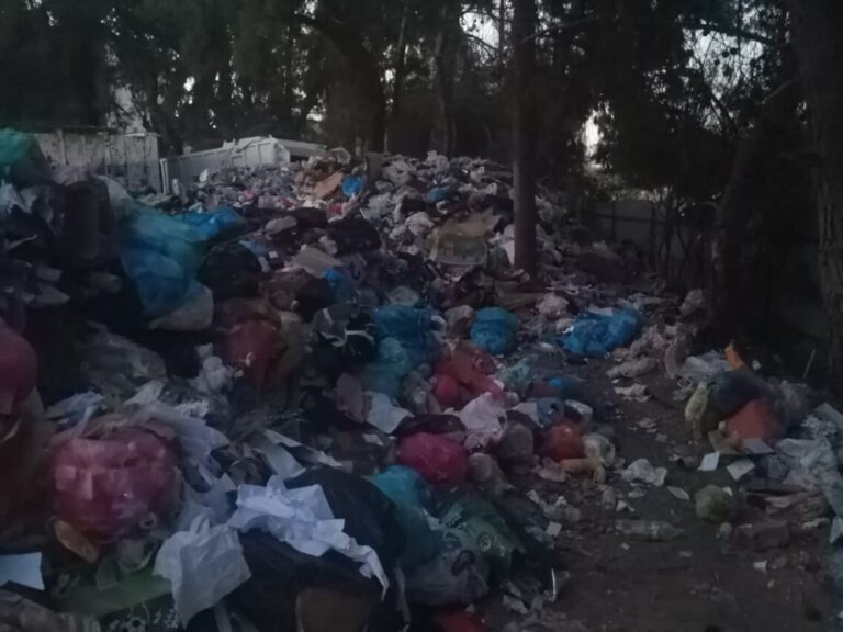 βουνό-σκουπίδια-στο-χώρο-του-γκαράζ-νέ-1382907