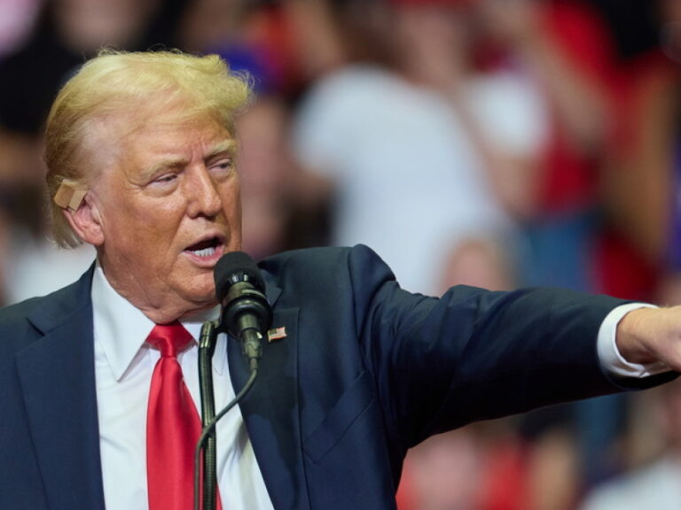 ο-τραμπ-απειλεί-με-απέλαση-τους-αλλοδα-1380115