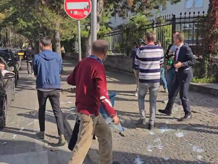 επίθεση-με-αυγά-στον-φρέντι-μπελέρη-1396425