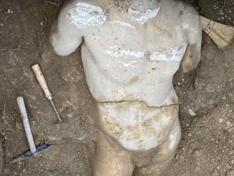 βρέθηκε-άγαλμα-από-λευκό-μάρμαρο-σε-μι-1412014