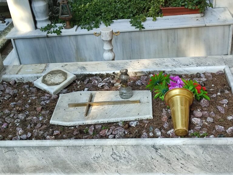 άγνωστοι-βανδάλισαν-δημοτικά-κοιμητ-1429574