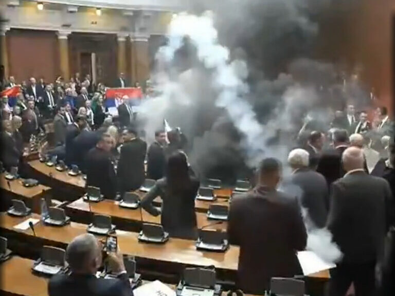 χάος-στο-σερβικό-κοινοβούλιο-καπνογό-1436120