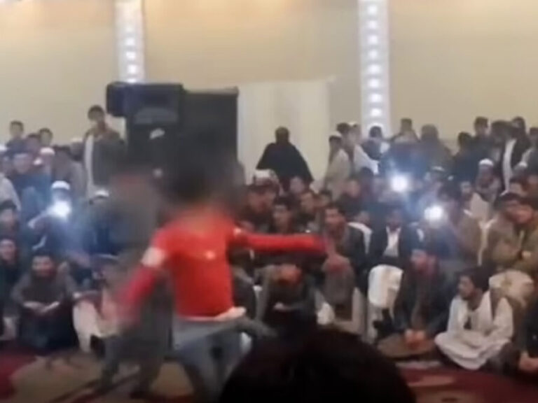 bacha-bazi-αφγανιστάν-ντύνουν-ανήλικα-παι-1438243