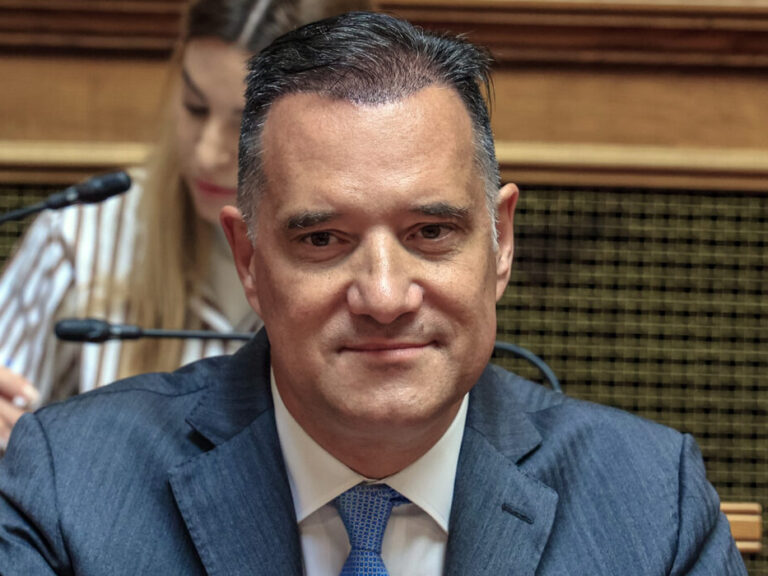 άδωνις-διαφημίζει-μπότοξ-και-κρέμες-π-1450414