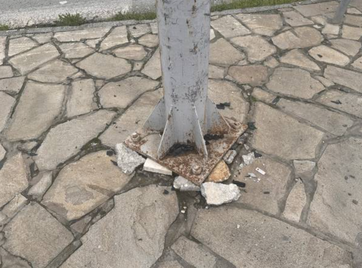 καβάλα-φανάρι-στηρίζεται-από-πέτρες-γ-1444889