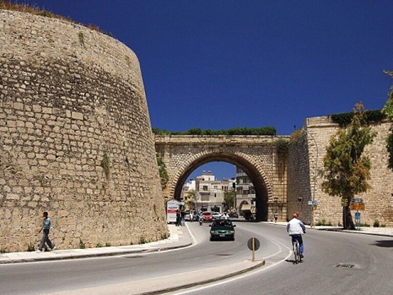 ηράκλειο-κρήτης-42χρονη-έπεσε-στο-κενό-1455301