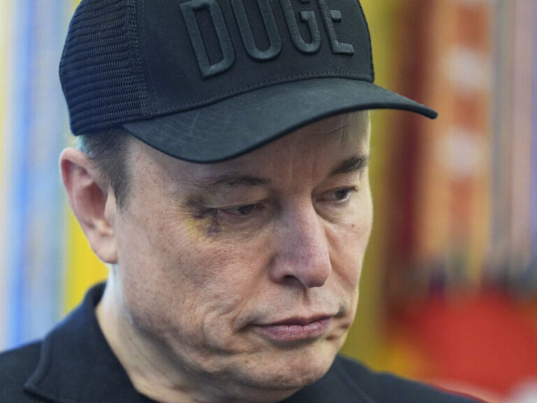 έλον-μασκ-με-μαυρισμένο-μάτι-εμφανίστ-1460916